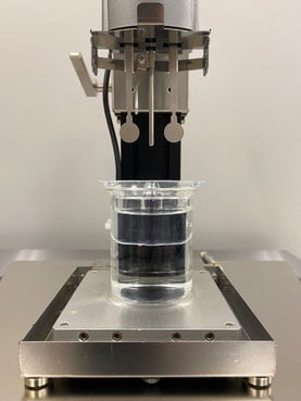 少量サンプル容器をビーカーにセット